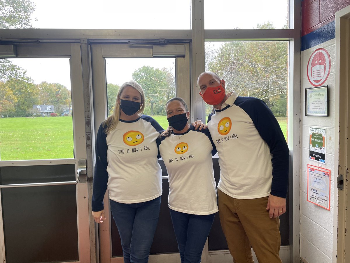 josiemartin37's tweet photo. Shoutout to senior, Katrina Ganson for painting our Halloween emoji shirts for our staff costume!!❤️💙#thisishoweyeroll #200hallwaysquad https://t.co/SlvdxClKsS