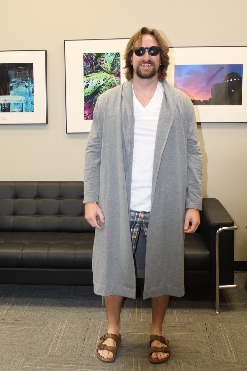 For those of you asking who I am dressed as, this video is the only answer you need. Have a great Halloween weekend everyone! youtube.com/watch?v=Y-uoR1…