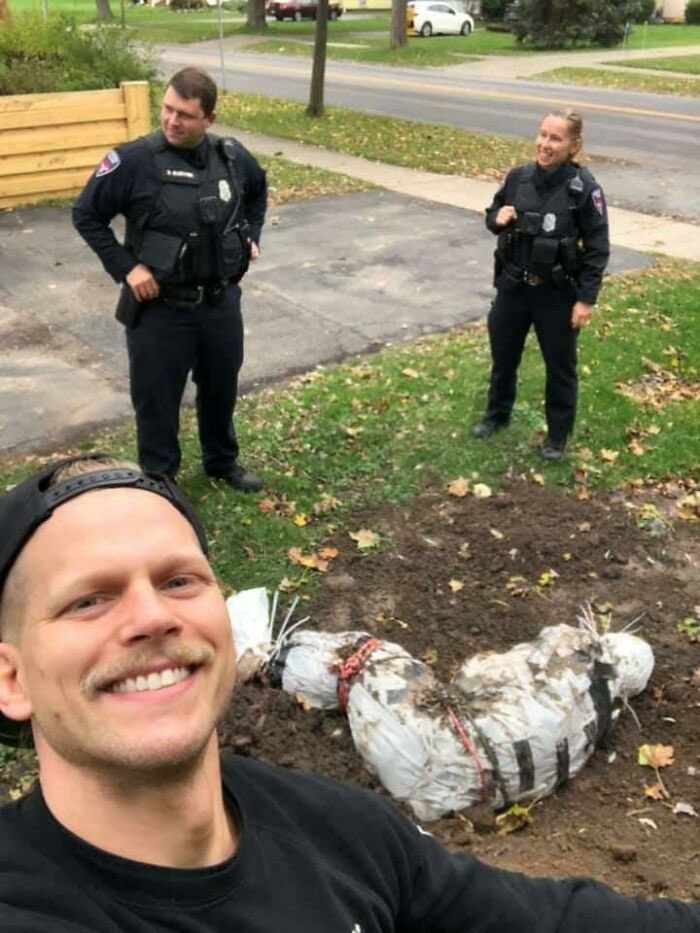 qtf's tweet photo. 😱😱😱😱😱

Decoración de Halloween que han alertado a la policía en Estados Unidos 👇

😱😱😱😱😱😱 

FF https://t.co/zZhcgLbgMq