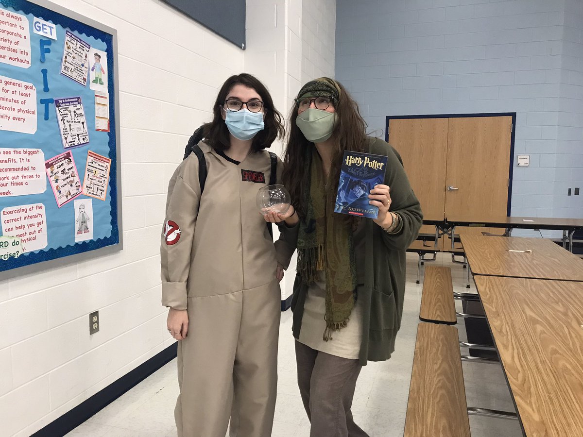 I’m loving these teacher costumes! #WEthing <a href="/SaundersPWCS/">Saunders MS</a>