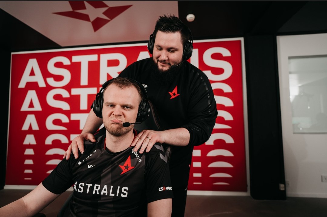 movilnet_e's tweet photo. #ZonaMovilnet_E | ¿Te apuesto que no te has enterado, Crack? 😱
¡Los jugadores y coach de @CSGO reclaman las nuevas normas en el @pglesports #MAJOR2021! 😮
#VALVEFIX #PGLMajor #VALVE https://t.co/yRunKCi5AK