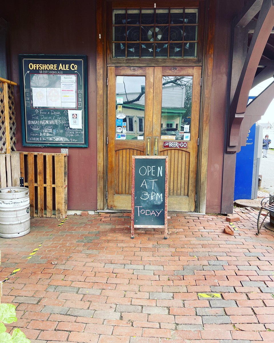 Offshore open today at 3pm til 9pm for food and drink #oakbluffs #marthasvineyard #brewery #restaurant #pizza