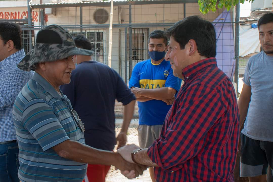 SDominguezok's tweet photo. Hoy junto a mi equipo de trabajo entregamos la bomba de agua para el sector del cruce, que proveerá de agua a la gente de Villa Rallé, comunidad San Santiago, Feria y Río Colorado. https://t.co/6MK3HmeGhm
