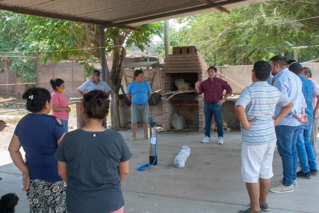 SDominguezok's tweet photo. Hoy junto a mi equipo de trabajo entregamos la bomba de agua para el sector del cruce, que proveerá de agua a la gente de Villa Rallé, comunidad San Santiago, Feria y Río Colorado. https://t.co/6MK3HmeGhm