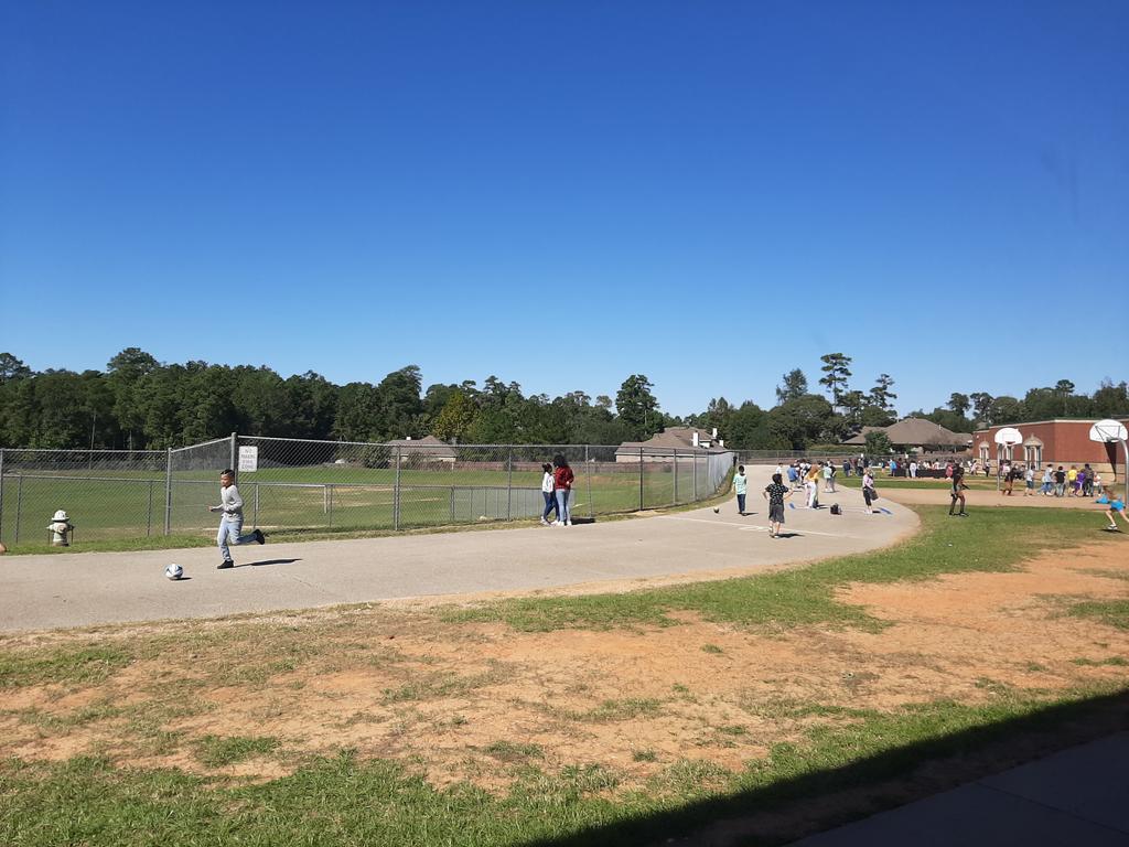 DelauneMs's tweet photo. Another bright shiny day for cryar cats to enjoy recess 🌞@CryarCISD #gameon https://t.co/5rw8XOj1o0
