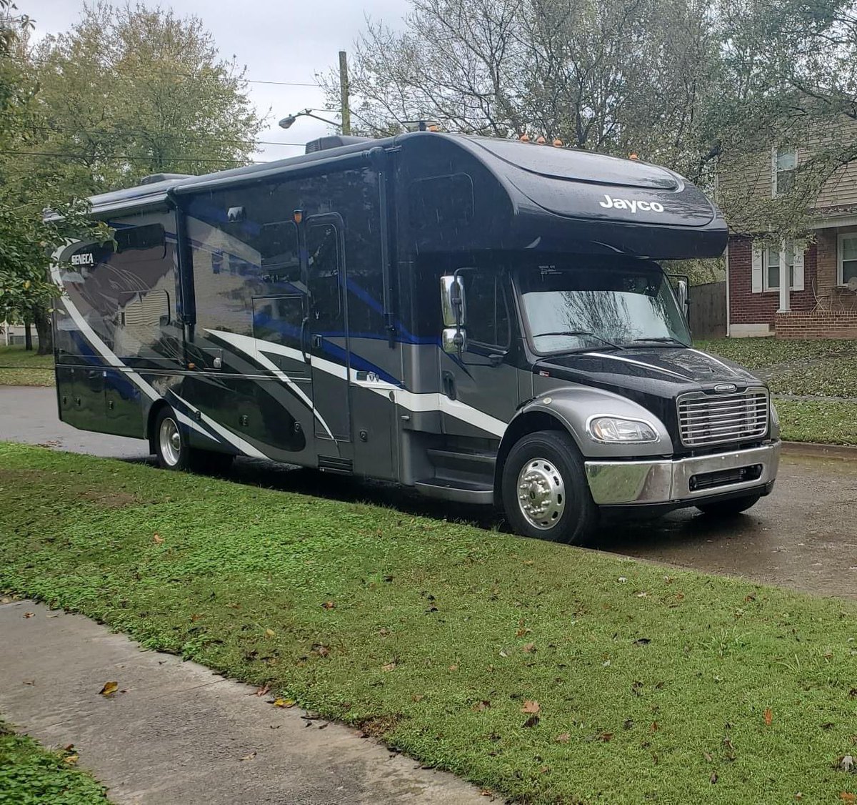 jasminecainrock's tweet photo. There's a house parked outside my house. This is crazy!!!!! https://t.co/DxcodlTEkE