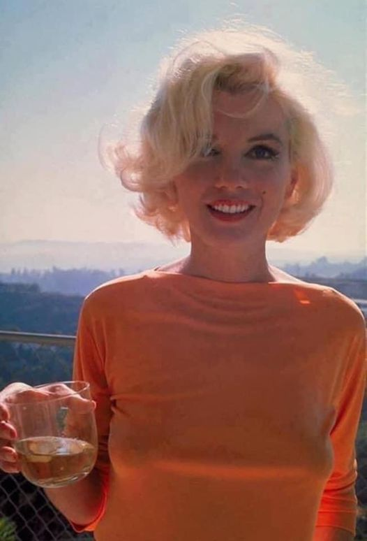 pierpi13's tweet photo. Ultima foto di Marilyn Monroe, 1962 https://t.co/spCnRzBcEO