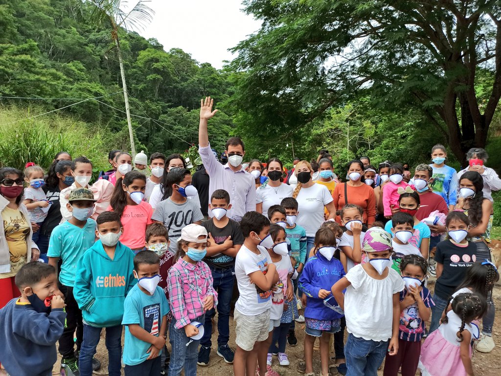eliasayegh's tweet photo. #ElHatilloSolidario sigue siendo una expresión del esfuerzo conjunto en favor del bien común. Hoy estuvimos con el equipo de "Pate Maison" y @FundhainfaVE llevando sonrisas, pañales, tapabocas y chocolates a nuestra comunidad de #Tusmare. #ElHatilloPosible https://t.co/V57C5aDxVd