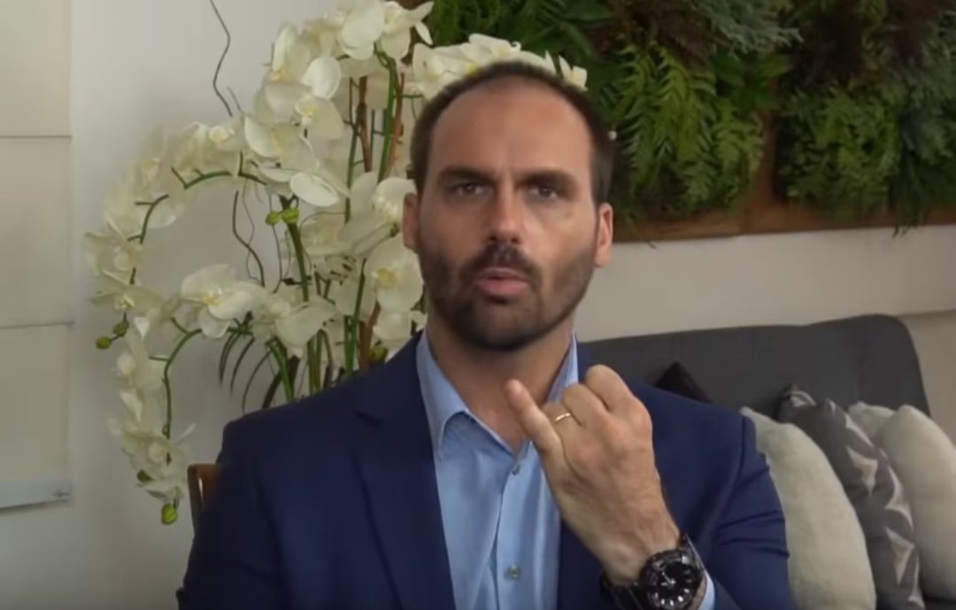 J_LIVRES's tweet photo. STF rejeita queixa-crime de Eduardo Bolsonaro por ser chamado de "bananinha". A decisão foi da ministra Rosa Weber, que recusou ação movida pelo deputado federal @BolsonaroSP contra o colega de Câmara, Kim Kataguiri (DEM-SP), a quem acusou de tê-lo insultado nas redes sociais. https://t.co/LJlXIHCEeJ