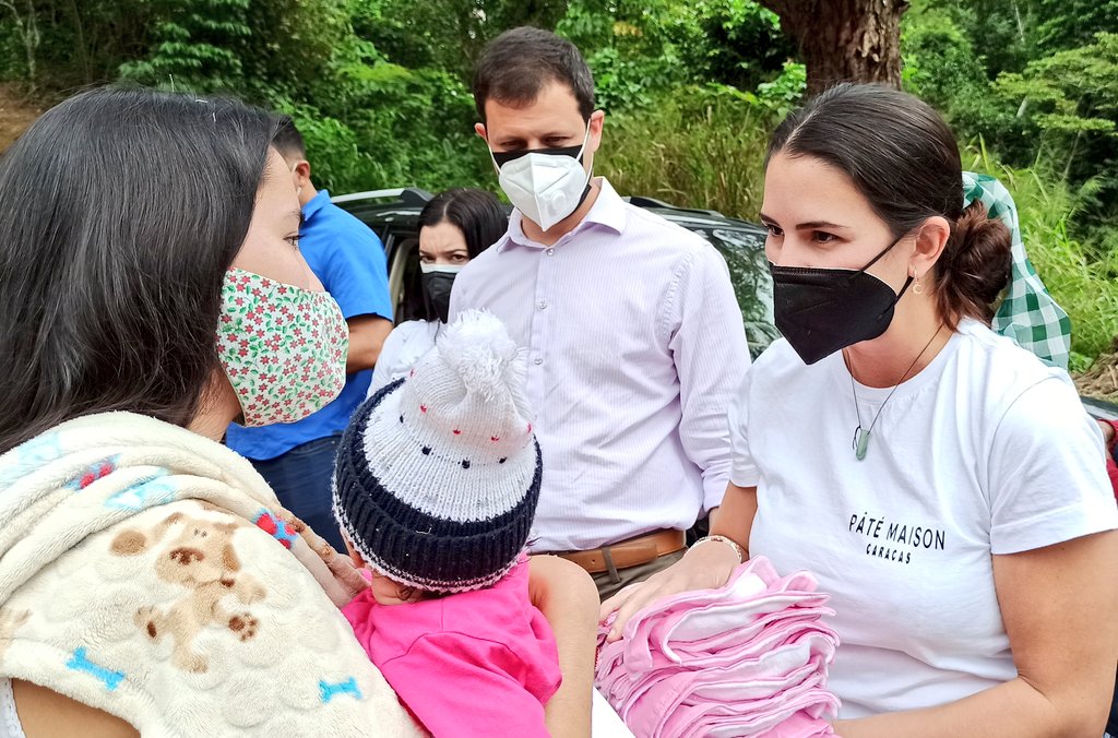 eliasayegh's tweet photo. #ElHatilloSolidario sigue siendo una expresión del esfuerzo conjunto en favor del bien común. Hoy estuvimos con el equipo de "Pate Maison" y @FundhainfaVE llevando sonrisas, pañales, tapabocas y chocolates a nuestra comunidad de #Tusmare. #ElHatilloPosible https://t.co/V57C5aDxVd