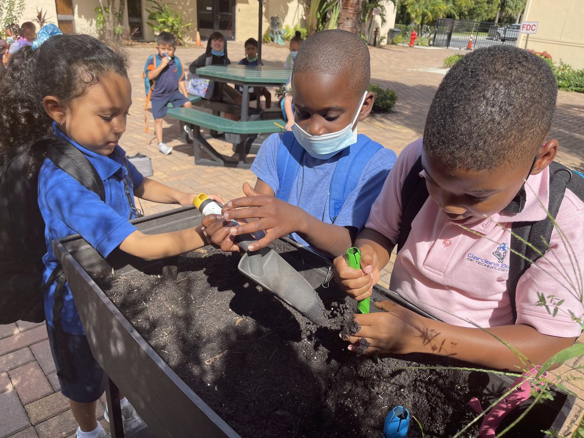 mzryanGSOTA's tweet photo. Thanks @biggreen for encouraging outdoor learning! https://t.co/3rVutqjm8m