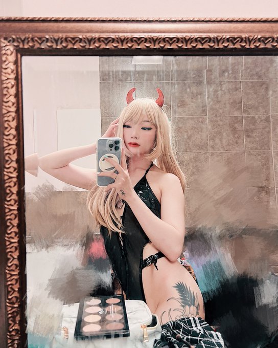 Yearly bathroom selfie ✨ https://t.co/RDqwcEM79l