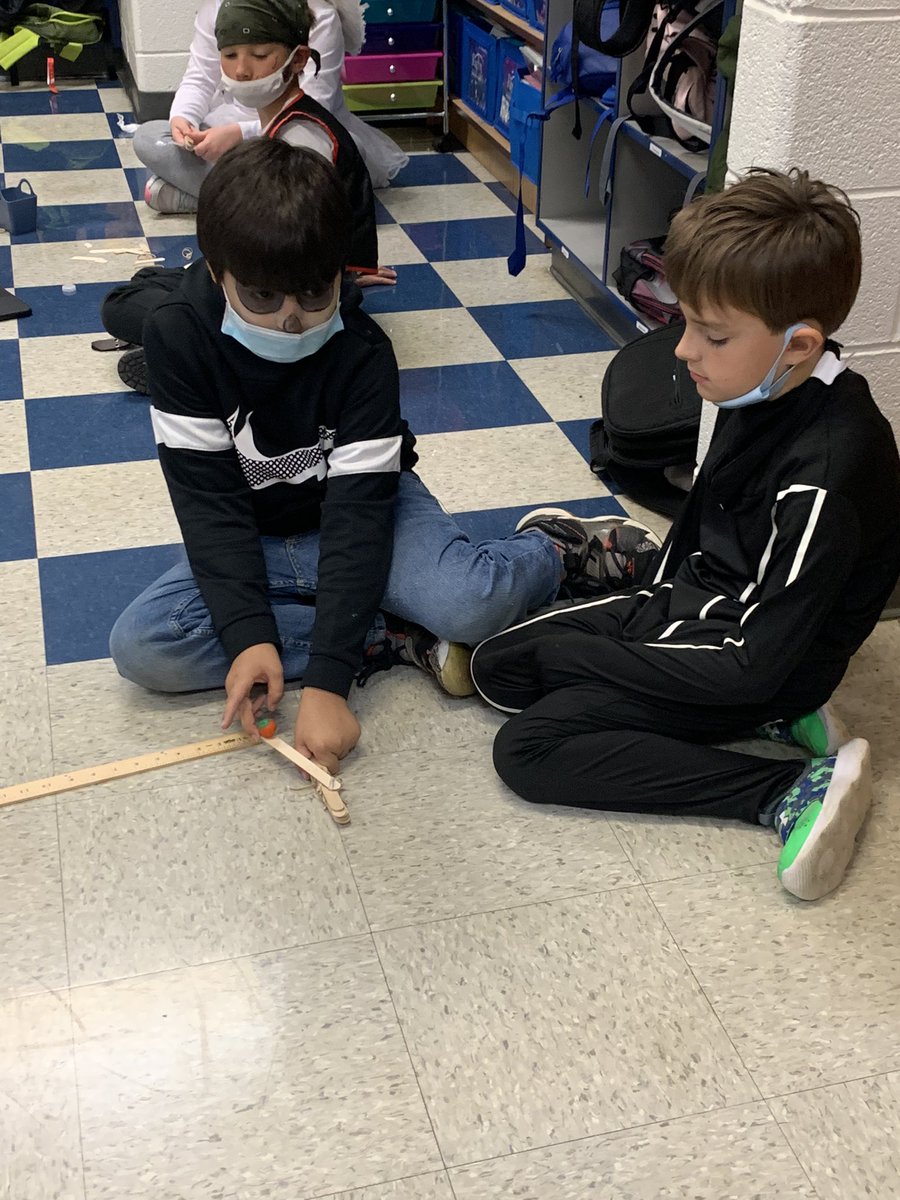 Thearclark's tweet photo. Problem solving, collaboration, & critical thinking at work applying our knowledge of simple machines to build a punkin chunkin catapult! #STEM #notacraft #fcpsitc @fcpsk12 #OESInspires https://t.co/Hr6UiCBpal