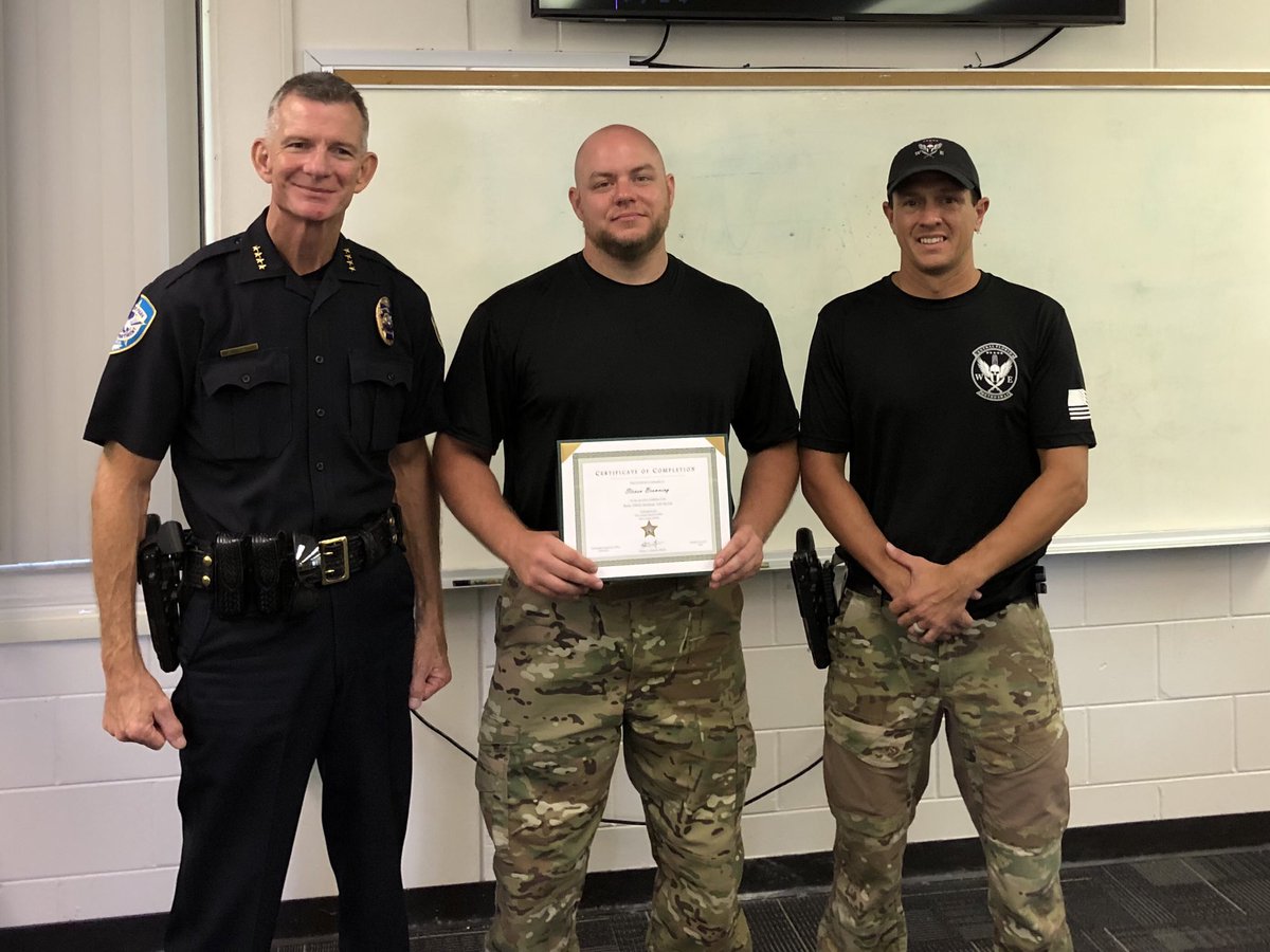 WinterParkPD's tweet photo. Hat’s 🧢🎩👒 off to Officer Lance Browning on his graduation from Basic SWAT School today 🙌🏽! He was joined by Chief Deal and Division Chief Volkerson in recognition of this special accomplishment. Congratulations Officer Browning! #SWAT #FridayFeats https://t.co/JTpq1ugSWC