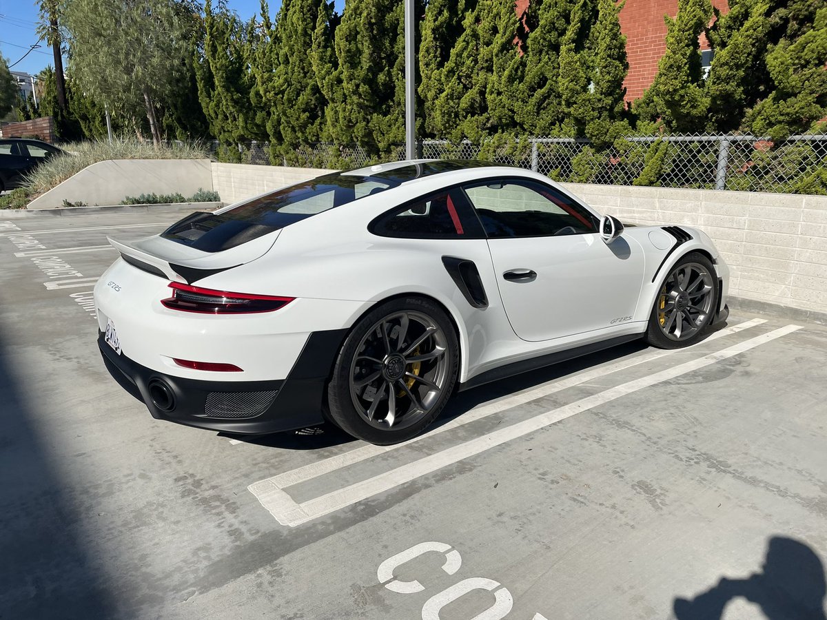 MoneyShift2's tweet image. No wing ALL the RS cars. GT2 RS without a wing looks proper mad. #porsche