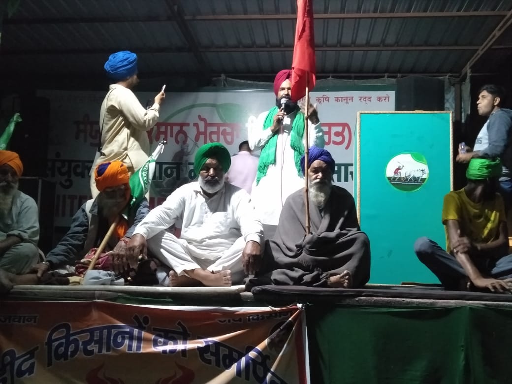 kisanektamorcha's tweet photo. पर इतिहास याद रखेगा इस समय को।

कि जुल्म की हद इस कदर थी कि किसान रात में सो भी नहीं सकते थे। 

कि संघर्ष की हद इस कदर थी कि सैंकड़ो कुर्बानियों के बावजूद महीनों तक चलती आ रही लड़ाई में कभी कोई मजदूर-किसान थके नहीं।

#KisanMajdoorEktaZindabaad https://t.co/ZiCT8ZNEyE