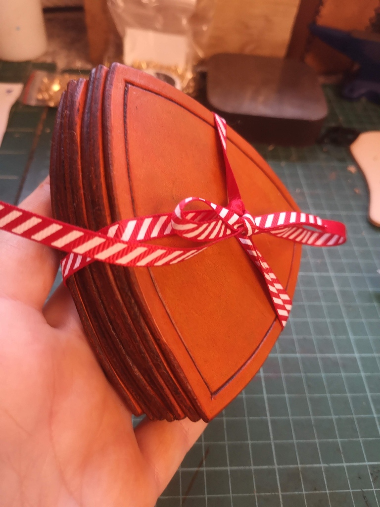 Skenterly's tweet photo. Little pack of coasters ready for their new home.
#leather #cornish #cornishmaker #cornwall #cornishvalkyrie #cornishgifts #countryhomes https://t.co/6MEAmBO7Xm