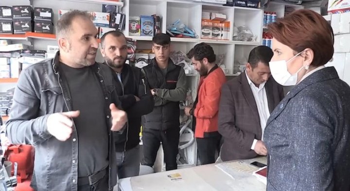 Burası Kürdistan'dır diyen lavuğa!
Ne Kürdistan'ı lan, burası Türkiye Cumhuriyeti deyip ağzına küreğnen vursaydın <a href="/meral_aksener/">Meral Akşener</a>