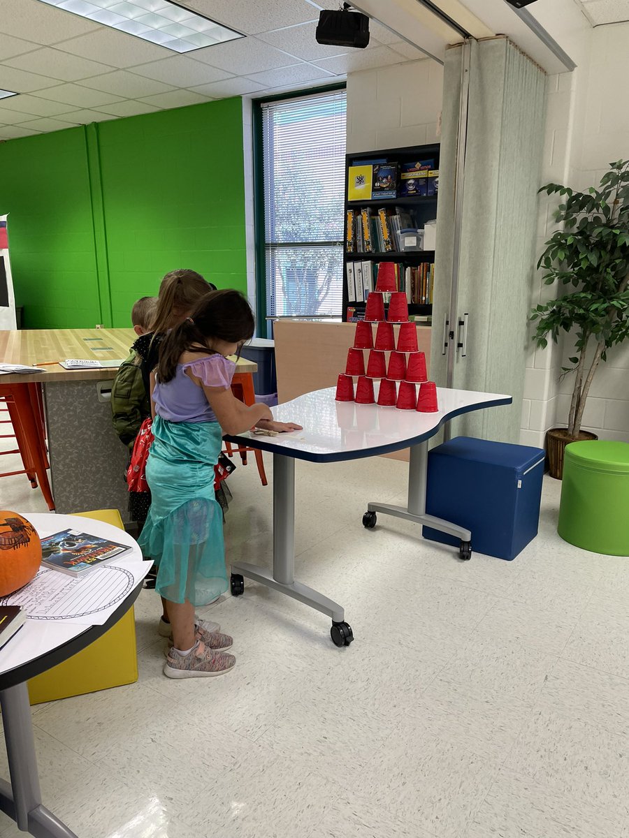 Fabin4th's tweet image. Pumpkin Catapult Olympics FUN!🎃🥇👷🏽‍♂️ #sfesharks #lovemytribe #SPOOKYstem