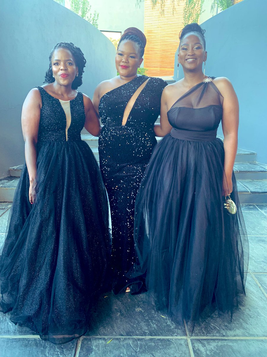 MsAphelele's tweet photo. Loooooook!!! The ghelz came all the way through๐๐๐พ๐ #IssaWedding #MushBevNuptials #SiwisaGoodShandis https://t.co/fa7dQVTPjF
