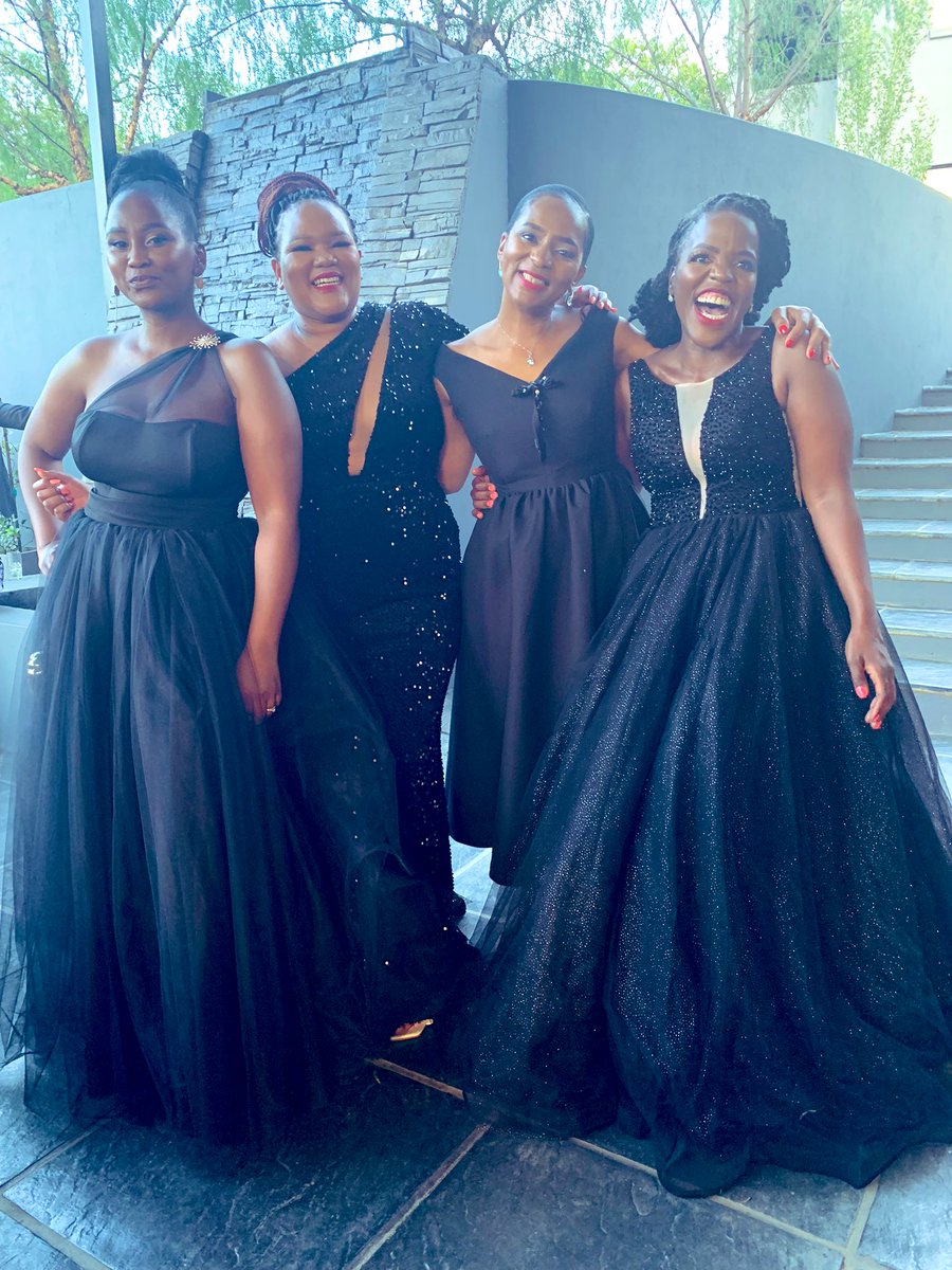 MsAphelele's tweet photo. Loooooook!!! The ghelz came all the way through๐๐๐พ๐ #IssaWedding #MushBevNuptials #SiwisaGoodShandis https://t.co/fa7dQVTPjF