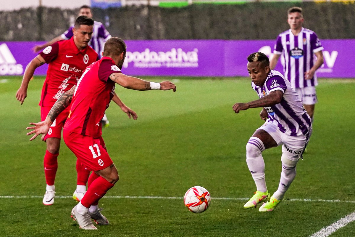 Plus1RFEF's tweet photo. @PauloVitor___ sigue en un estado de forma espectacular. El jugador brasileiro ha marcado el gol que pone por delante al @RVcantera en El Prado ante el @CFTalavera.
0-1 al descanso. https://t.co/XzYuf3s5ny