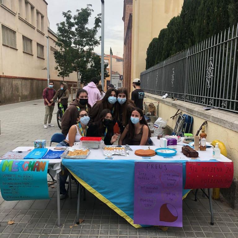 ElTallaret's tweet photo. NOMÉS VOLIEN UN ENDOLL! 
Finalment @esplailabranca no podrà posar la parada de castanyes al pati d'El Tallaret.Pel que sembla el pati es considera d'ús compartit però gestionat pel Centre Cívic. L'ajuntament, doncs, va cedir l'espai a l'esplai per aquest cap de setmana però...1/2 https://t.co/bxmVb5lgqm