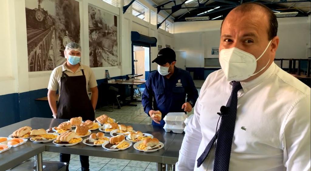 lahoragt's tweet image. El diputado Cristian Álvarez del bloque CREO realizó una visita a comedores sociales e informó que un desayuno, al ser entregado en raciones dobles en los comedores, por falta de personas que lleguen, cuestan al Estado al menos Q44.00 y no Q22.00

📸:  CREO