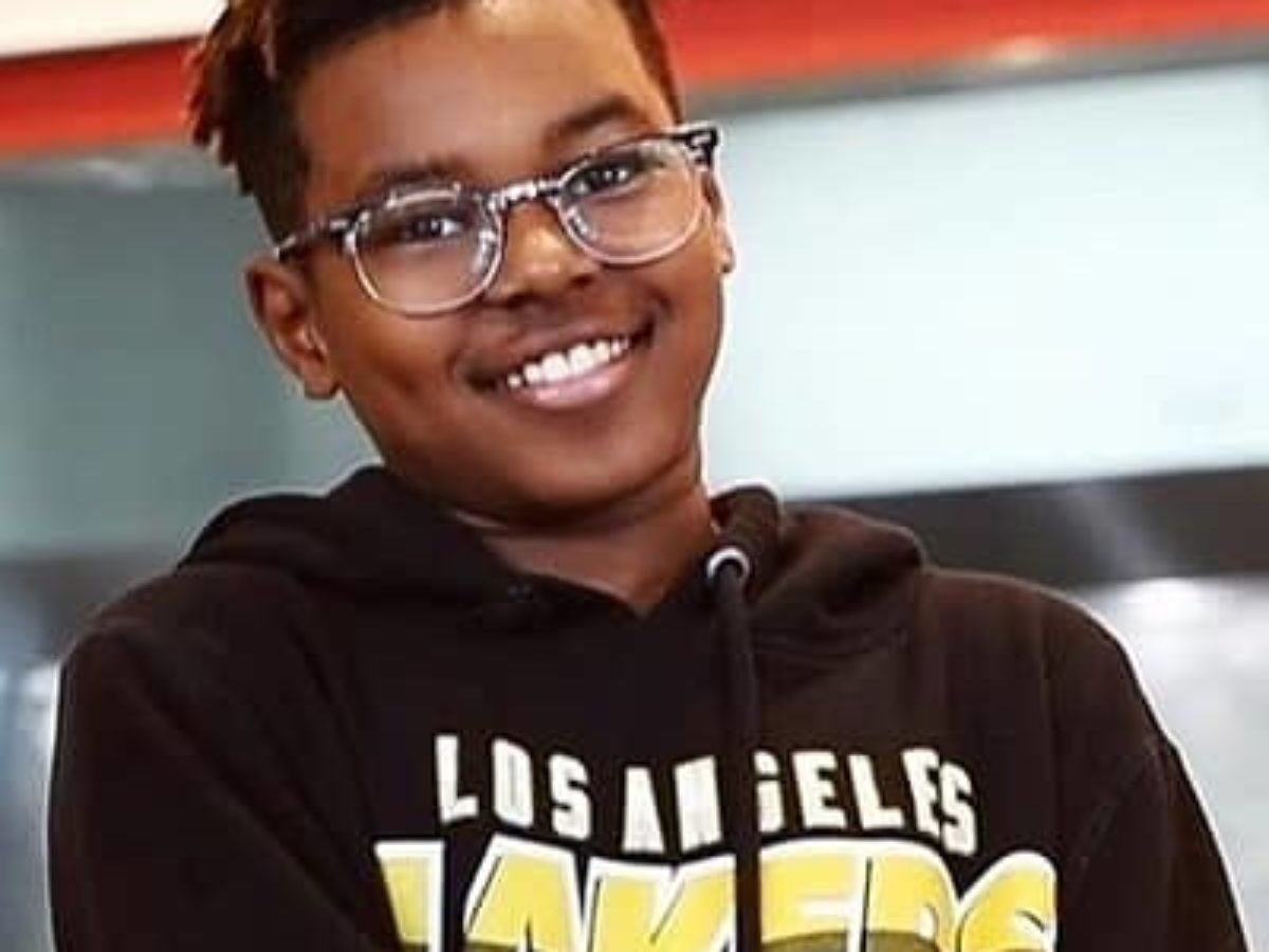 HokageLaker's tweet photo. Smile if LeBron James is your father. https://t.co/PpFbCJxoJf