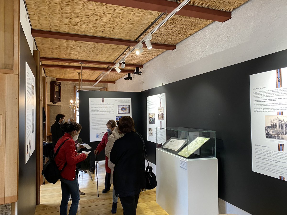 MEMORIAS DO CAFÉ DERBY
Casa do Cabido
Compostela

<a href="/PazodeRaxoi/">Concello de Santiago</a> <a href="/pgsarria/">Paco  Sarria</a> <a href="/elcorreogallego/">El Correo Gallego</a> <a href="/RadioGalega/">Radio Galega</a> <a href="/elbarroquista/">El Barroquista</a> <a href="/SerGalicia/">Cadena SER Galicia</a> <a href="/vozdesantiago/">La Voz de Santiago</a> <a href="/CompostelaV/">Patrimonio de Compostela</a> #CafeDerby #Derby #CasadoCabido <a href="/QAlvarellos/">Quique Alvarellos</a> <a href="/jorgeduarteva/">Jorge Duarte</a>