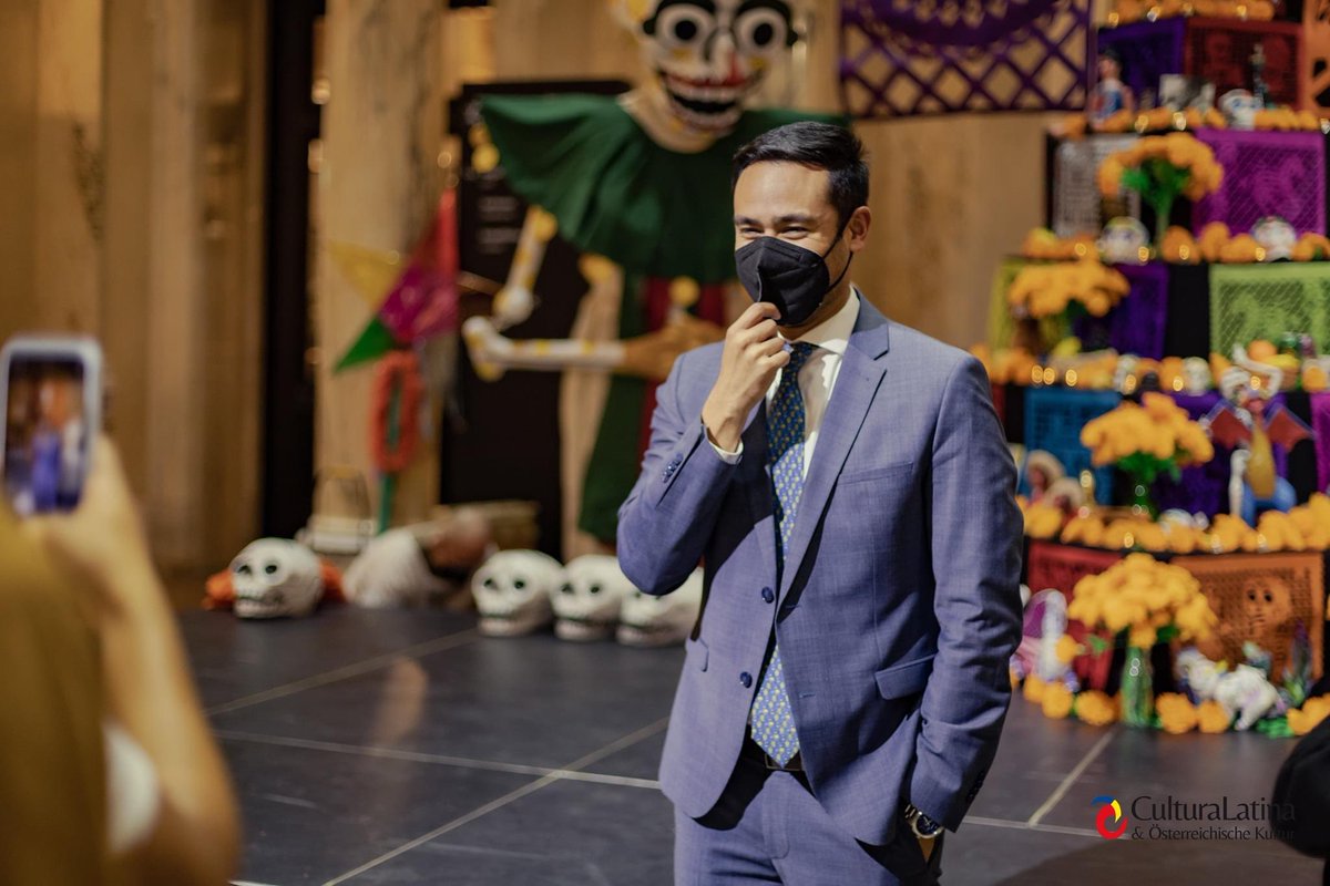 poloperea's tweet photo. Día de los Muertos en el Weltmuseum de Viena 💀🏵🧡 #DiaDeLosMuertos #DayOfTheDead #paparazzi #mexicopresente https://t.co/F24x8GMQ5F