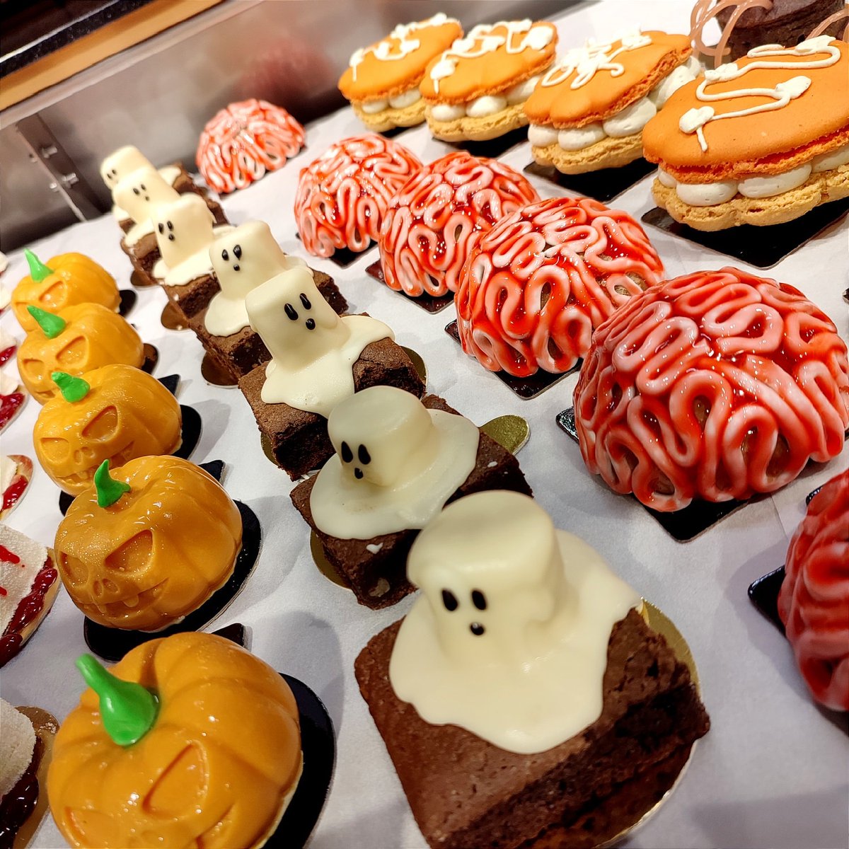 BlogGrandeDistr's tweet photo. Les pâtissiers ont du talent !

Ici au https://t.co/uhG7oHzVWu Varennes sur Seine le rayon se met aux couleurs d'Halloween 🎃 pour des gourmandises aussi effrayantes qu'appétissantes https://t.co/ebDg6QG4G0