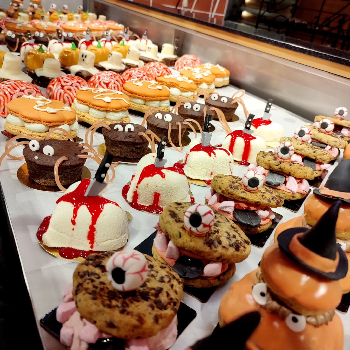 BlogGrandeDistr's tweet photo. Les pâtissiers ont du talent !

Ici au https://t.co/uhG7oHzVWu Varennes sur Seine le rayon se met aux couleurs d'Halloween 🎃 pour des gourmandises aussi effrayantes qu'appétissantes https://t.co/ebDg6QG4G0