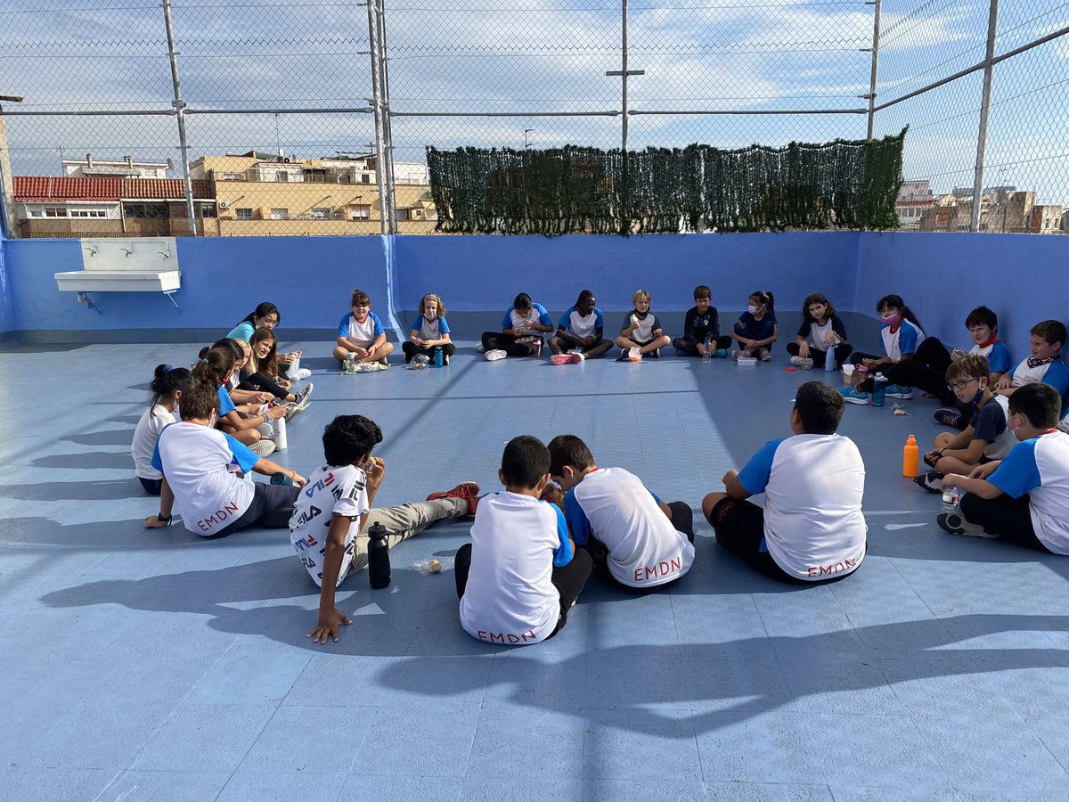 Escola_EMDN's tweet photo. Molt bona Castanyada a tothom! A l’escola, els grups de #primària han tingut els seus berenars castanyers! Les tradicions… continuen a #emdn #escolaemdn #escolapetitagransomriure https://t.co/yyLejbStiX
