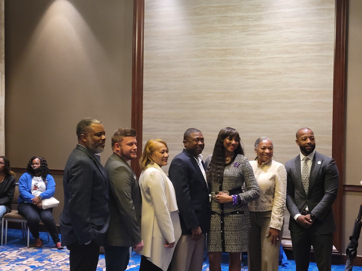 Great event last night with Dr. Coach Rochelle Stevens and Memphis City leaders as she was named head coach of Lemoyne Owen College in Memphis. <a href="/MarvinREllison/">Marvin Ellison, Chairman & CEO of Lowe’s</a> <a href="/JoeMcFarland_/">Joe McFarland</a> <a href="/joelcogdell/">joelcogdell</a> @JohnBrooksR3 <a href="/RobertJ48157289/">Robert Jefferson</a> #loweslife