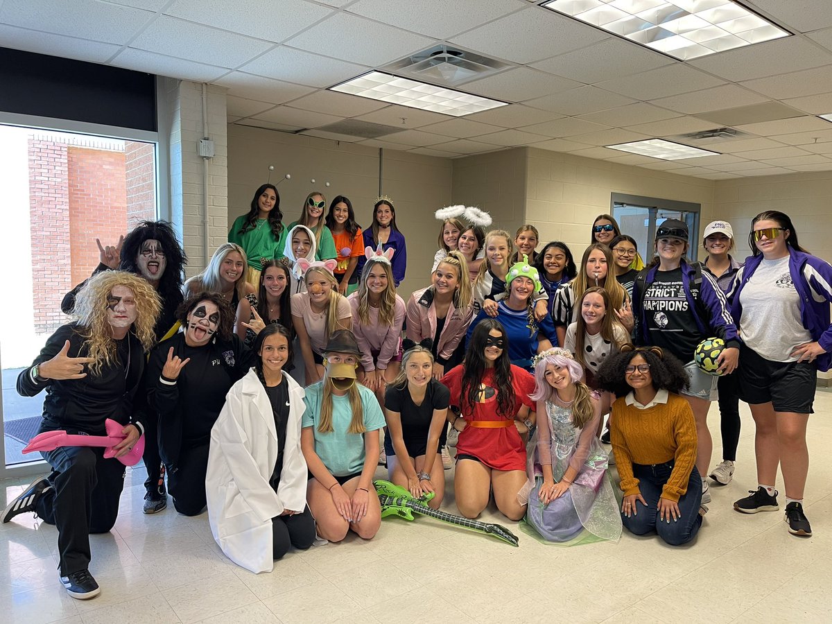 PNGgirlssoccer's tweet photo. We 💟⚽️&🎃#weliketohavefun https://t.co/s6vyCj3ljl