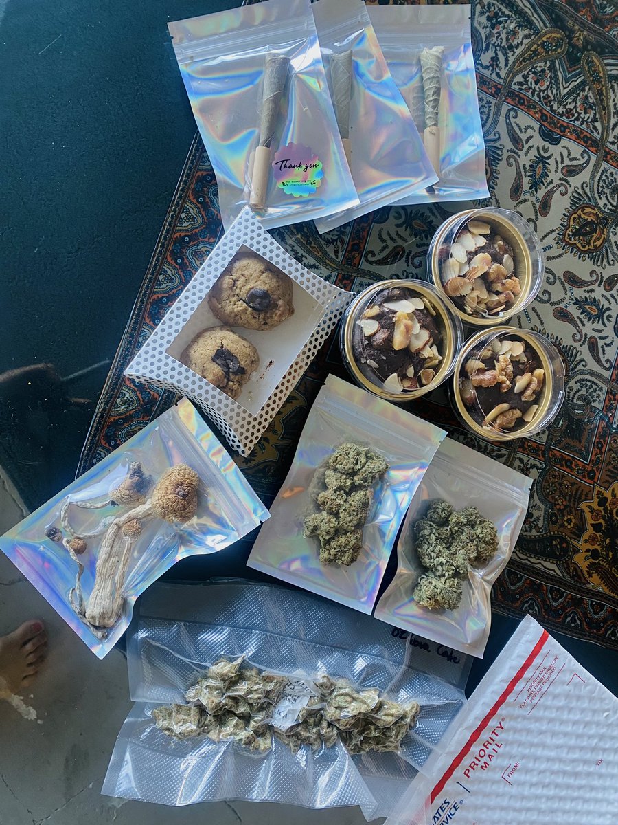 piangfa's tweet photo. Someone will get real high 😂 #SkyHighEdibles ❤️ let’s me take care of your highness 👽🦄 #californiafineness #farmtotable #northbae #420friendly ❤️😀 https://t.co/Y4Lkd4ag2o