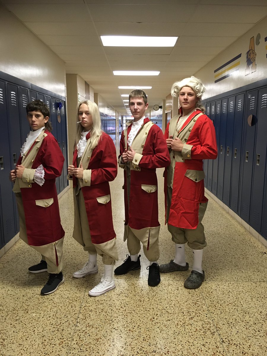 kathybarraco's tweet photo. The Red Coats! https://t.co/Vq0cGGfZPg