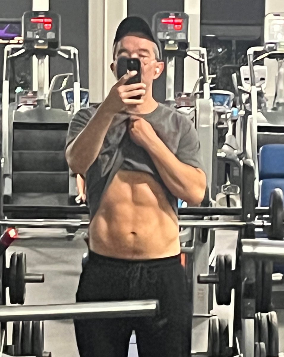 CaryKelly11's tweet photo. I used to loathe ab exercises but after 4 months of effort, I’m liking the results I am seeing and I can hardly wait to work on them again. #ProjectAbs https://t.co/yuAoa5dllF