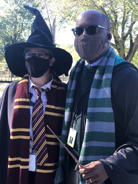 LabSchoolDC's tweet image. Lab School takes Halloween seriously! 
Elementary students parade in costume, Parents and High School students help kids make their own scarecrows and Head of School Kim Wargo goes full Harry Potter! #halloween2021