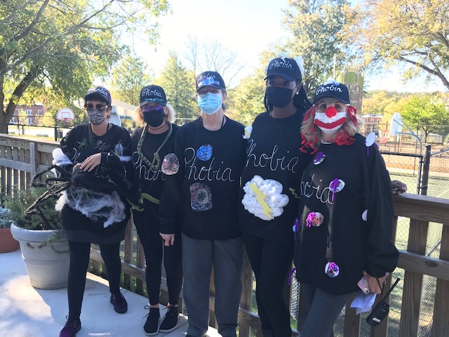 LabSchoolDC's tweet image. Lab School takes Halloween seriously! 
Elementary students parade in costume, Parents and High School students help kids make their own scarecrows and Head of School Kim Wargo goes full Harry Potter! #halloween2021