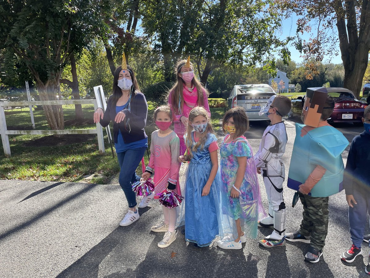 LabSchoolDC's tweet image. Lab School takes Halloween seriously! 
Elementary students parade in costume, Parents and High School students help kids make their own scarecrows and Head of School Kim Wargo goes full Harry Potter! #halloween2021