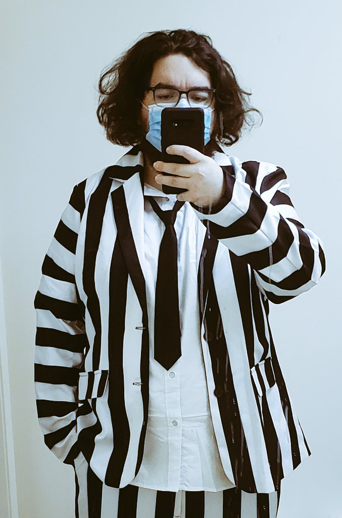 DabbinBerryz's tweet photo. Dam thats crazy started my job about two months ago got a dollar raise last week an now being talked to about becoming the manager ....like i said before know your worth! ( I dressed up today as Beetlejuice!) #LFG #killingit #hardworker #movingup #gettingrecognized https://t.co/bMhe3vUbcZ