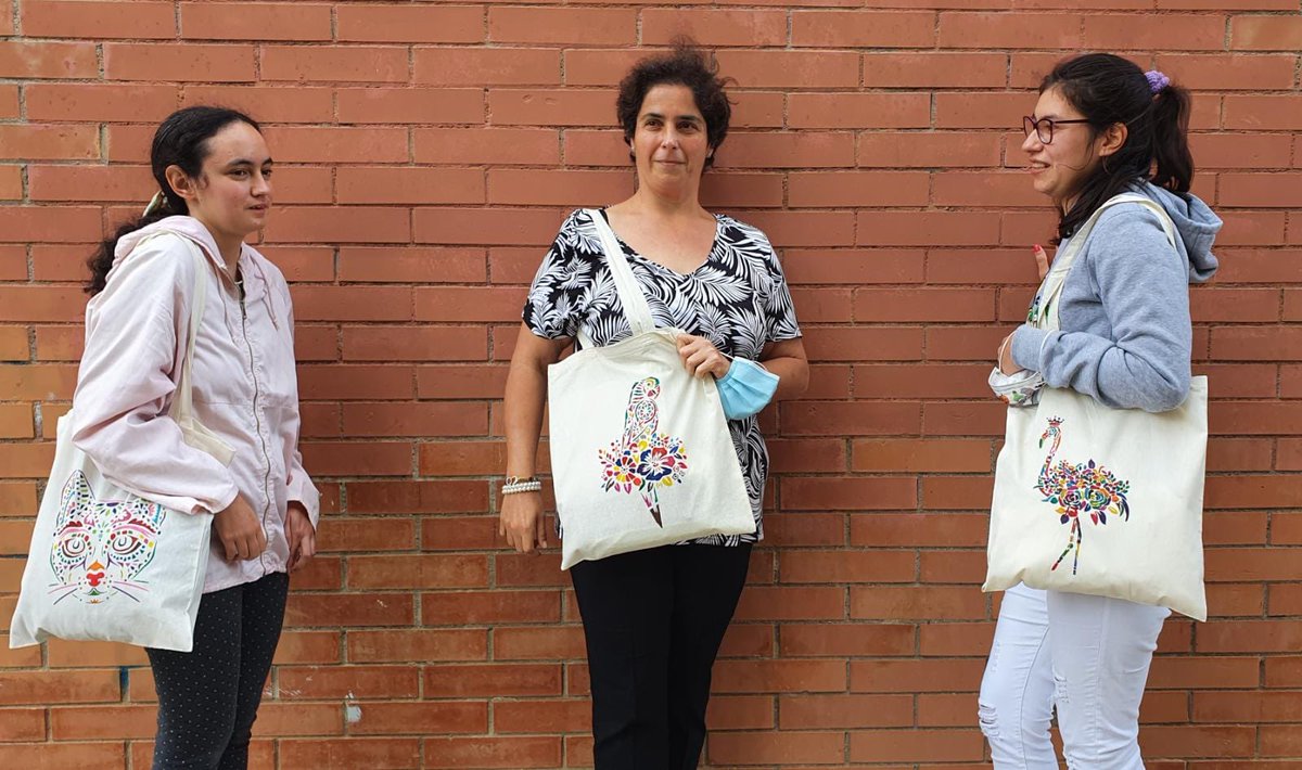 FRubricatus's tweet photo. Per només 6€ pots comprar la nostra bossa pintada a mà!!!
Passeja amb ella, fes-te una foto i etiqueta'ns!😉

❤️Ajudaràs al nostre projecte d’inserció social de persones amb discapacitat intel·lectual:
https://t.co/tlz1TTr9mV 

Contacte: ssala@rubricatus.org/934 78 46 29 (9-17h) https://t.co/WUQX7vAT6t
