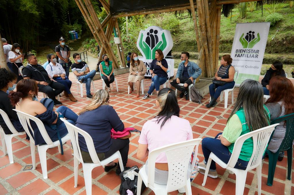 linaarbelaez's tweet photo. 💪🏽🏳️‍🌈♀️ Terminamos el recorrido en el Parque de La Vida con un conversatorio sobre el empoderamiento femenino, género y la importancia de la educación sexual en la construcción de una sociedad más justa y equitativa. https://t.co/l3DNM5PXRD