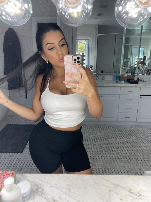 1 pic. on or off?? 😘 https://t.co/cNHVnuXZcN