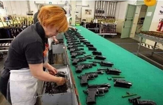 Работа на оружейном заводе. Оружейный завод калашникова ижевск. Первый оружейный завод в туле. Ижевский оружейный завод автомат калашникова. Работа на оружейном заводе.