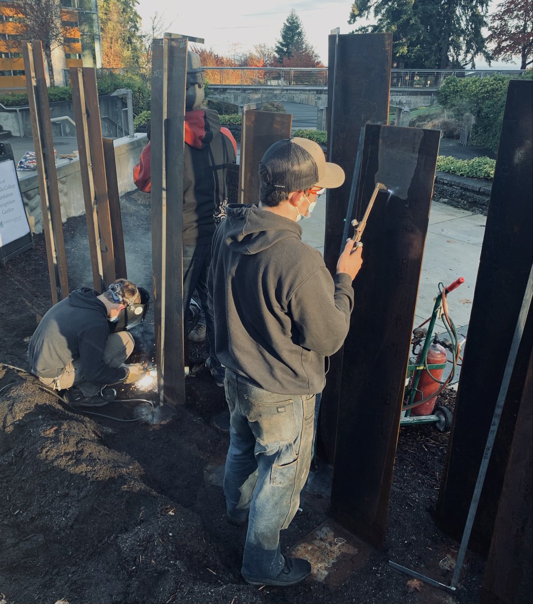 pencollege's tweet photo. Here we see our second year welding students, hard at work on the PC Foundation Recognition Garden site this morning.
#PCProud #PCWelding #PCFoundation #quad
📷 Rick Ross https://t.co/47p3ENQiUf