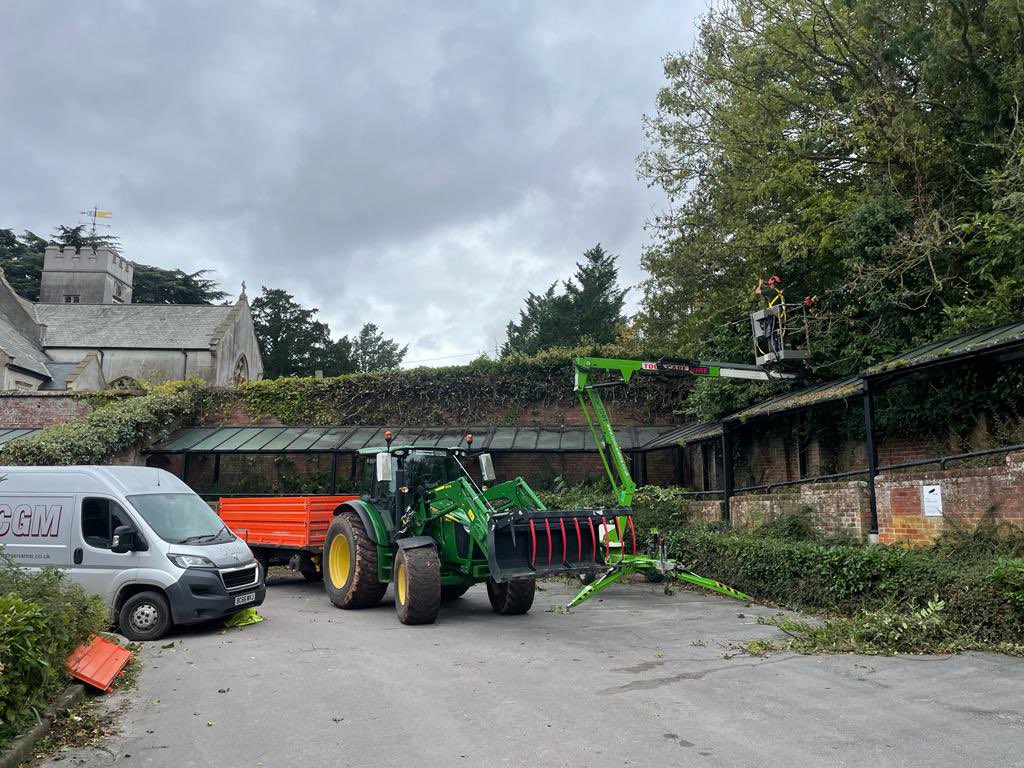 CountyGrounds's tweet image. Slowly uncovering areas of Winslade Pk hidden for a number of years …. till now ! @BurringtonEstat