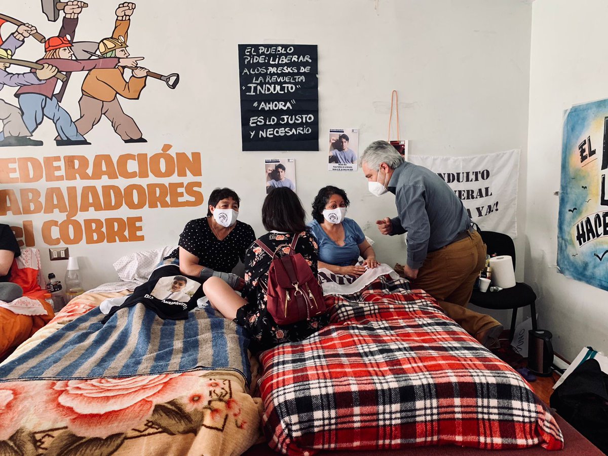 #LibertadALxsPresxsPoliticxs | La Comisión de Conflictos de #ANEF y el presidente de #ANEF, José Pérez Debelli, estuvieron este mediodía solidarizando con la huelga de hambre de familiares de prisioneros/as políticos de la revuelta popular.